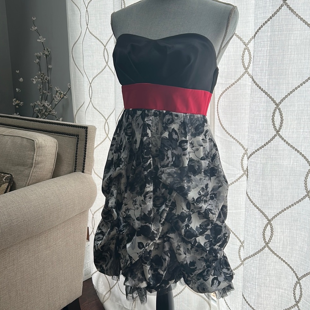 Strapless dress with black and white floral pattern skirt
